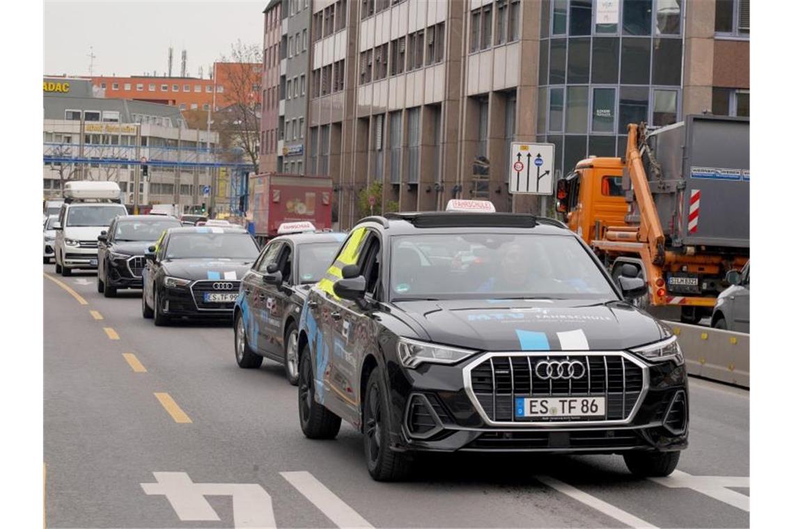 Fahrlehrer protestieren gegen Lockdown Inhaber und Beschäftigte von Fahrschulen demonstrieren in Stuttgart mit einem Autokorso. Foto: Andreas Rosar/dpa