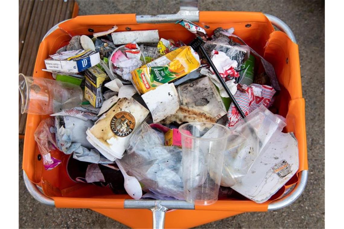 Wegwerfartikel: Hersteller sollen für Entsorgung bezahlen Inhalt einer typischen Straßenmülltonne mit zahlreichen Verpackungen, Einwegbechern und Restmüll. Foto: Bernd von Jutrczenka