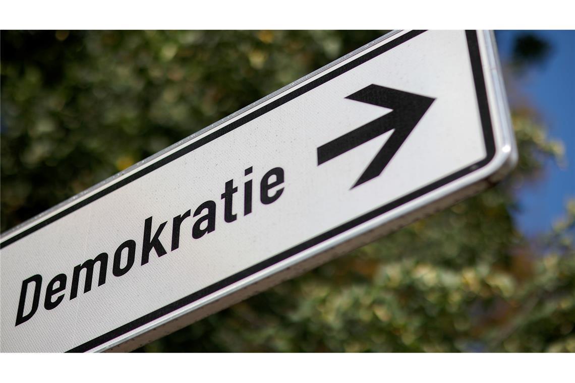 Initiativen der Zivilgesellschaft sehen sich laut einer Analyse der Amadeu Antonio Stiftung systematisch unter Druck gesetzt. (Symbolbild)