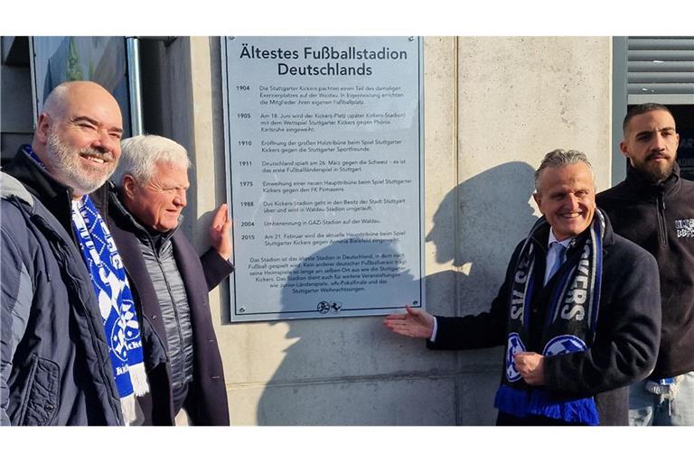 Initiator Dieter Beck, Kickers-Präsident Rainer Lorz, Stuttgarts OB Frank Nopper, Noah Holler, Vertreter B-Block e.V., (v. li.) nach der Enthüllung der Gedenktafel.    
Foto: red