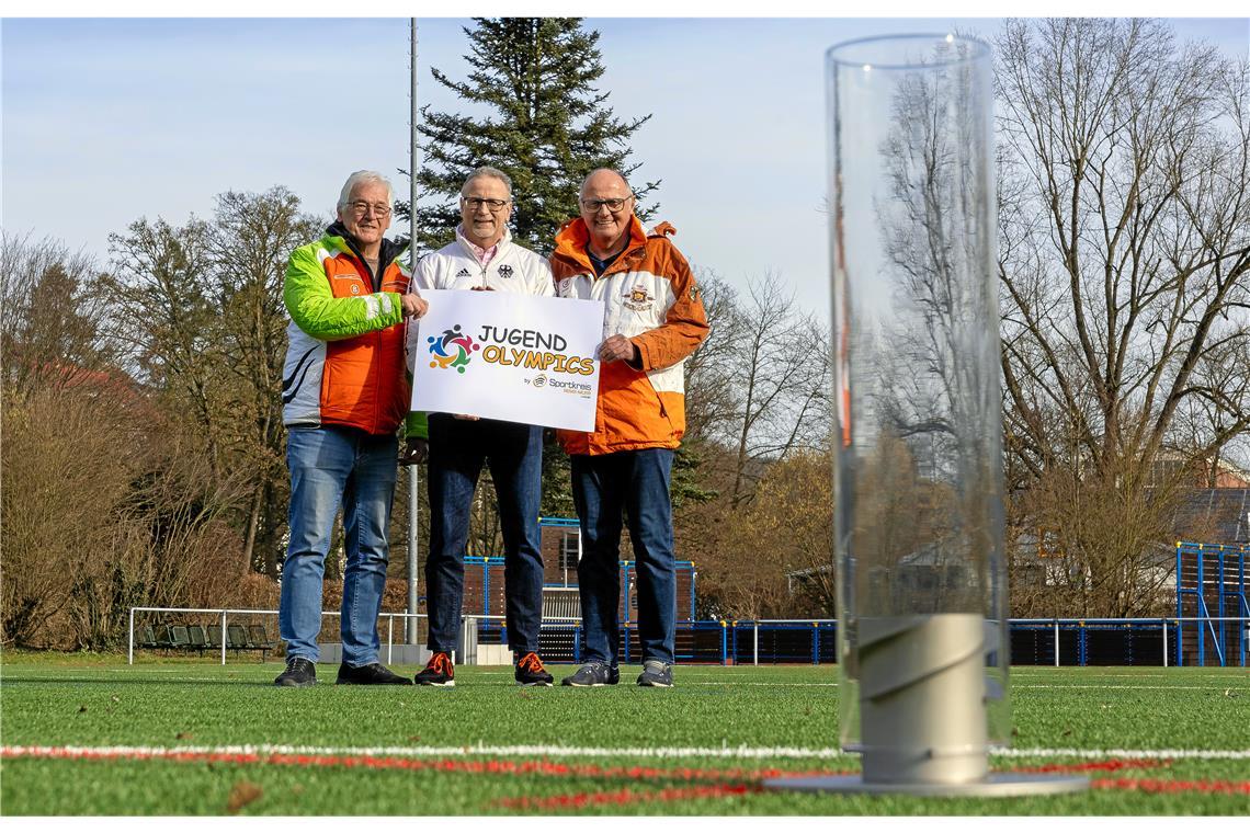 Drei Tage ganz im Zeichen des Sports Initiator Gerd Lamsfuß (von links), Sportkreispräsident Reinhold Sczuka und Rolf Hettich haben die Organisation der Jugend Olympics federführend in der Hand. Im Mai soll in dem schmucken Glasgefäß dann auch die „olympische Flamme“ entzündet werden. Foto: Alexander Becher