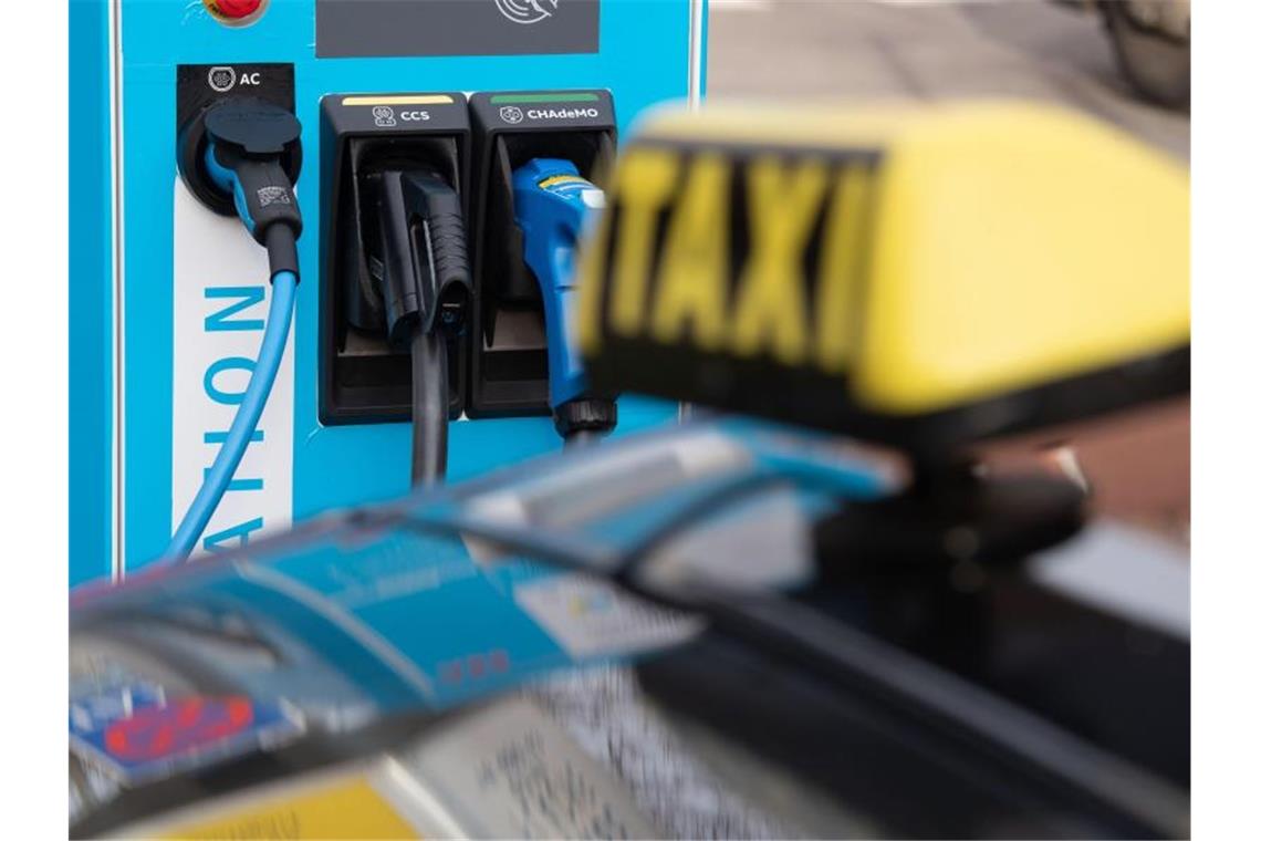 Taxiverband fordert mehr Förderung für Umrüstung auf E-Autos Inklusive eines Herstelleranteils ist bei rein batteriebetriebenen Fahrzeugen derzeit eine Förderung bis zu 9000 Euro möglich - dem Taxiverband reicht das nicht. Foto: Marijan Murat/dpa