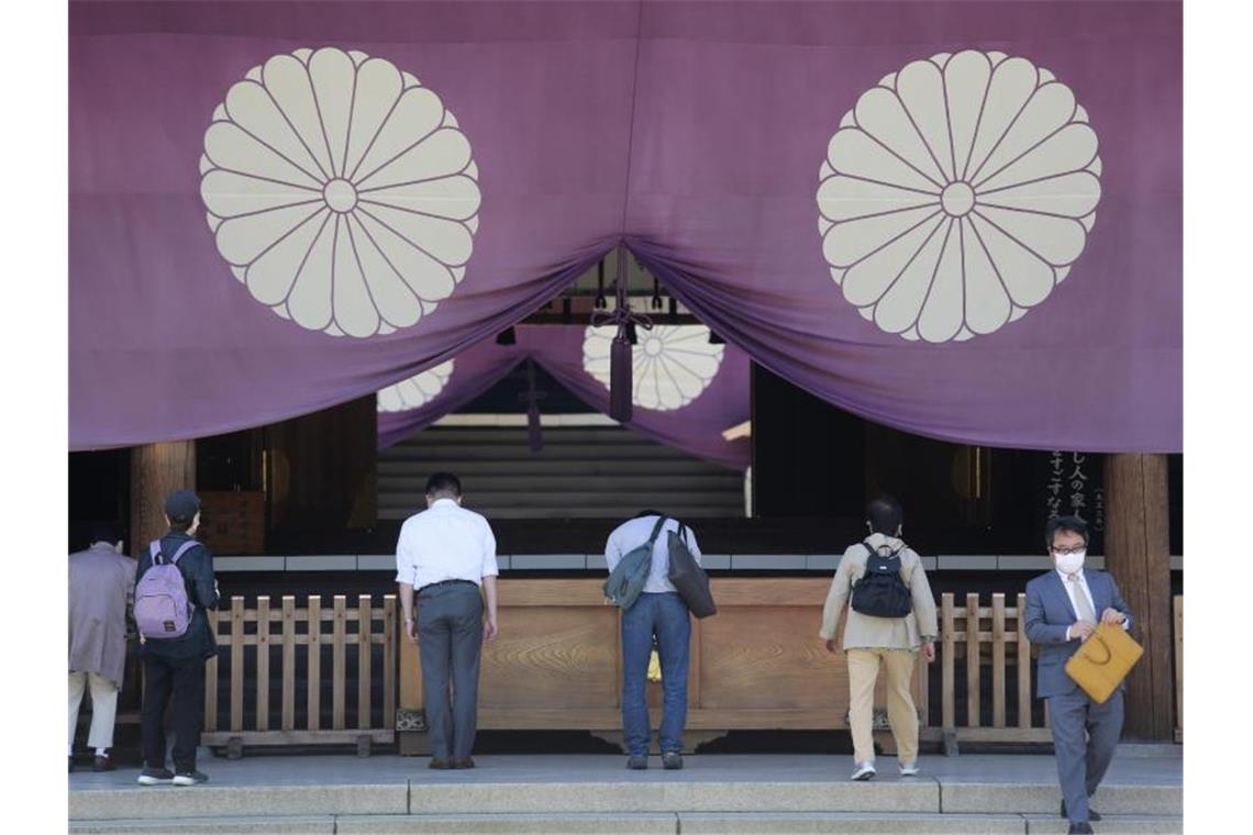 Inmitten der wachsenden Spannungen mit China sind rund 100 japanische Parlamentsabgeordnete zum Yasukuni-Schrein für Japans Kriegstote gepilgert, in dem auch verurteilte Kriegsverbrecher geehrt werden. Foto: Koji Sasahara/AP/dpa