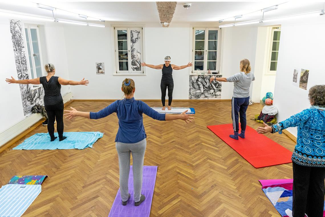 Pilates in der Backnanger Galerie: Training für Körper und Geist Inmitten von Radierungen von Albrecht Dürer, die die Künstlerin Kathrin Sonntag an den Wänden angebracht hat, wird Sport getrieben. Foto: Alexander Becher