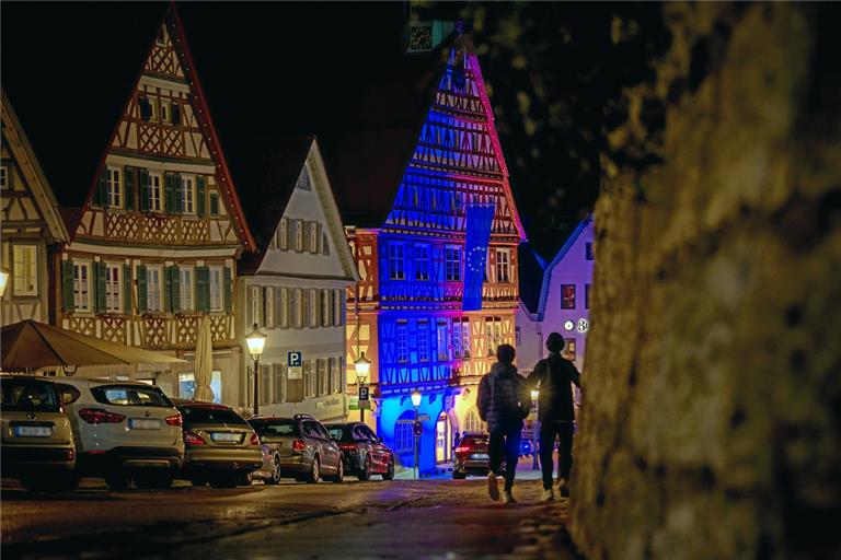 Innehalten: Das Backnanger Rathaus ist in den Farben Blau und Gelb angestrahlt worden, um Solidarität mit der Ukraine auszudrücken. Foto: A. Becher