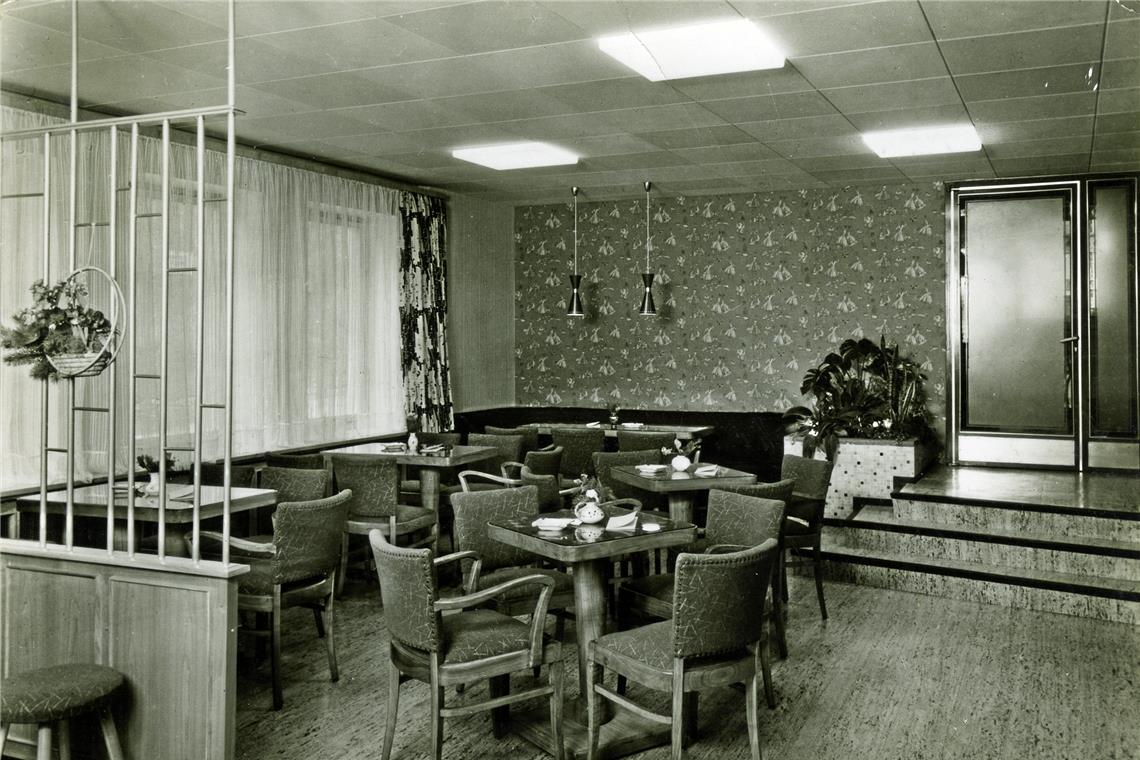Bäckermeister schenkt Wein aus Innenaufnahme des Cafés am Burgplatz in den 1950er/60er-Jahren.