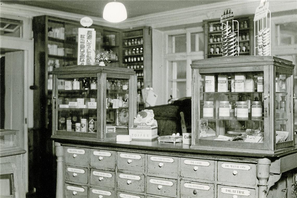 Backnangs älteste Apotheke Innenaufnahme in den 1950er-Jahren.
