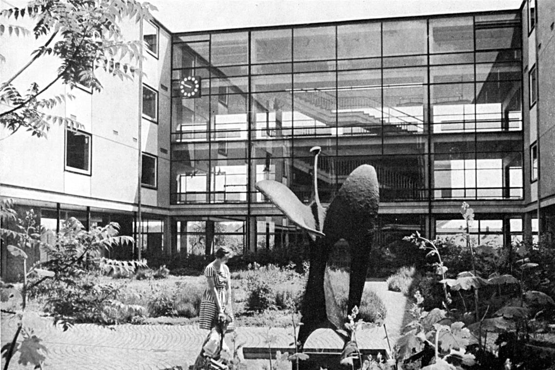 Schule trägt den Namen eines Atomphysikers Innenhof des Max-Born-Gymnasiums in Backnang. Repro: P. Wolf