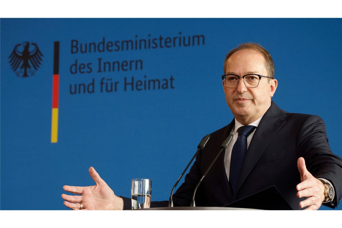 Dobrindt: Politikwechsel hat an den Grenzen begonnen Innenminister Alexander Dobrindt (Archivbild).