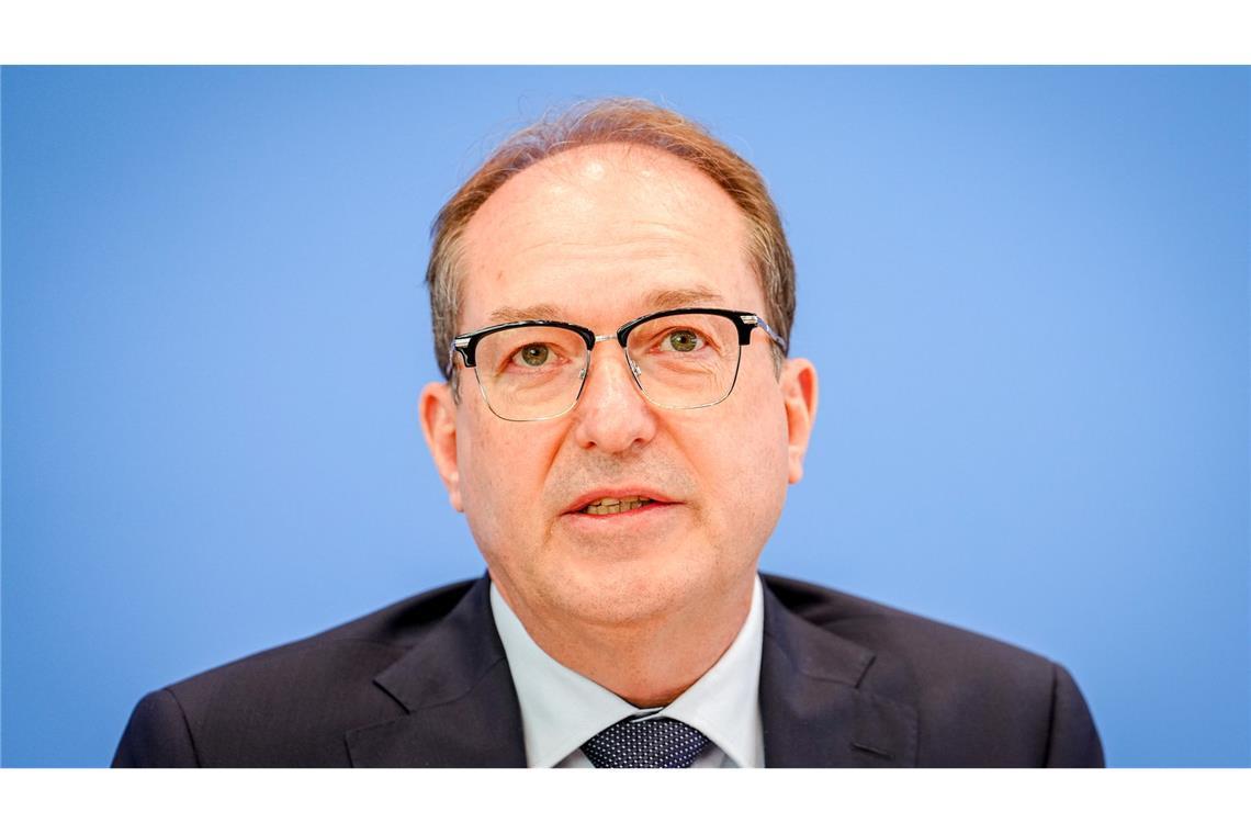 Drohender Koalitionsstreit über Zurückweisungen Innenminister Alexander Dobrindt setzt auf eine höchstrichterliche Klärung vor dem EuGH. (Archivbild)