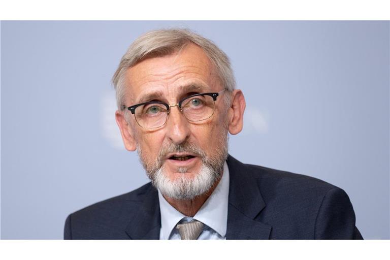 Innenminister Armin Schuster lehnt nach AfD-Einstufung anlasslose Gesinnungsprüfung für Beamte mit AfD-Mitgliedschaft ab. (Archivbild)