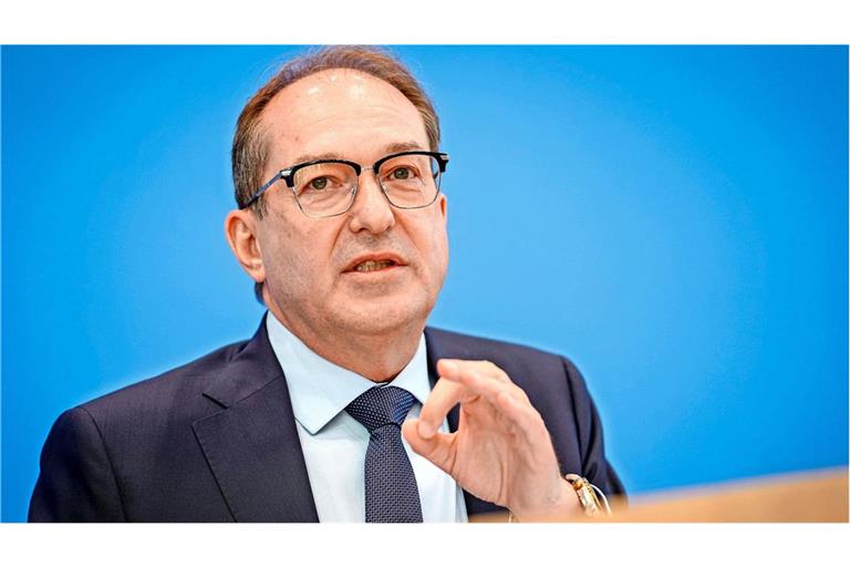 Innenminister Dobrindt und das Bundesamt für Sicherheit wollen die Cybersicherheit gegen Bedrohung verstärken (Archivbild).