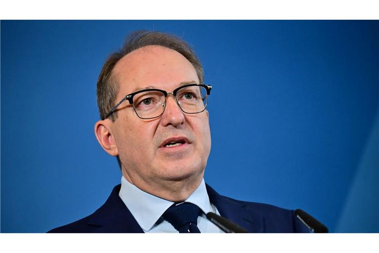 Innenminister Dobrindt will die Flughäfen in Deutschland besser vor Störungen durch Drohnen schützen. (Archivbild)