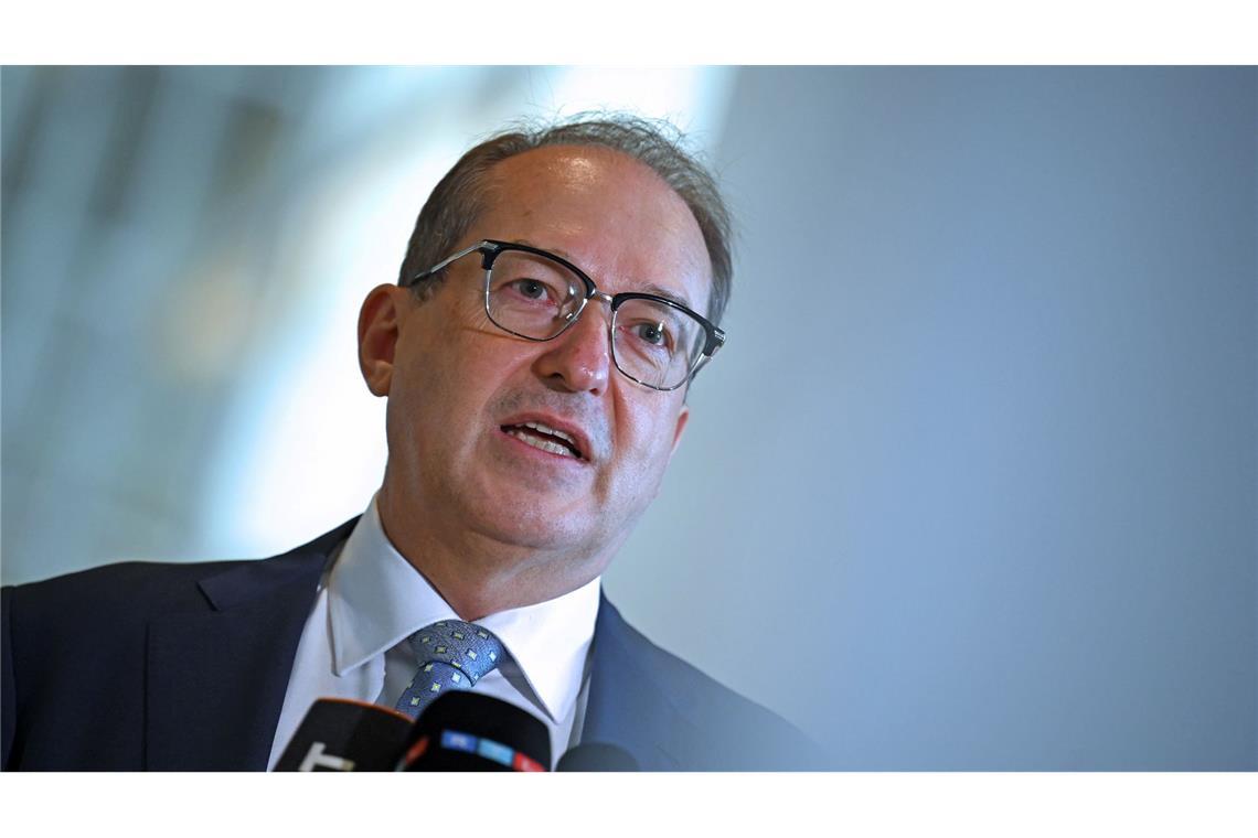 Innenminister Dobrindt will mehr Abschiebungen nach Syrien. (Archivbild)