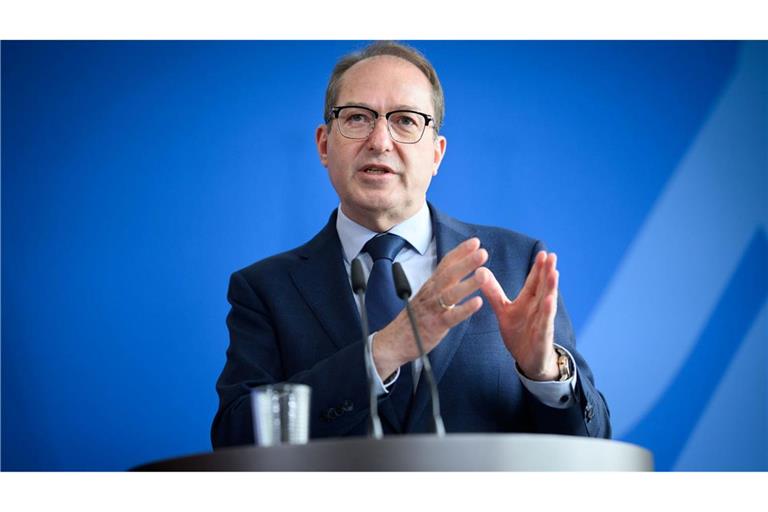 Innenminister Dobrindt will mit dem Gesetzentwurf die Sog-Faktoren für Migranten reduzieren.