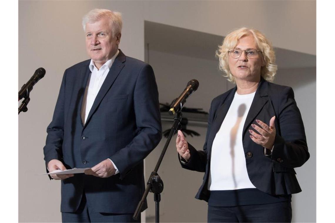 Innenminister Horst Seehofer (CSU) und Justizministerin Christine Lambrecht (SPD) geben nach der Sitzung des Koalitionsausschusses eine Pressekonferenz. Foto: Jörg Carstensen