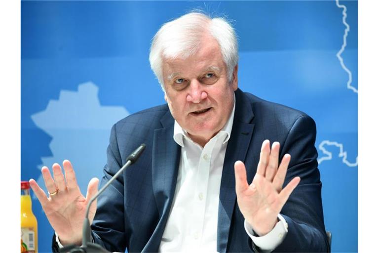 Innenminister Horst Seehofer hat eine Kolumne in der „taz“ scharf kritisiert, will aber von einer Strafanzeige absehen. Foto: Martin Schutt/dpa-Zentralbild/dpa
