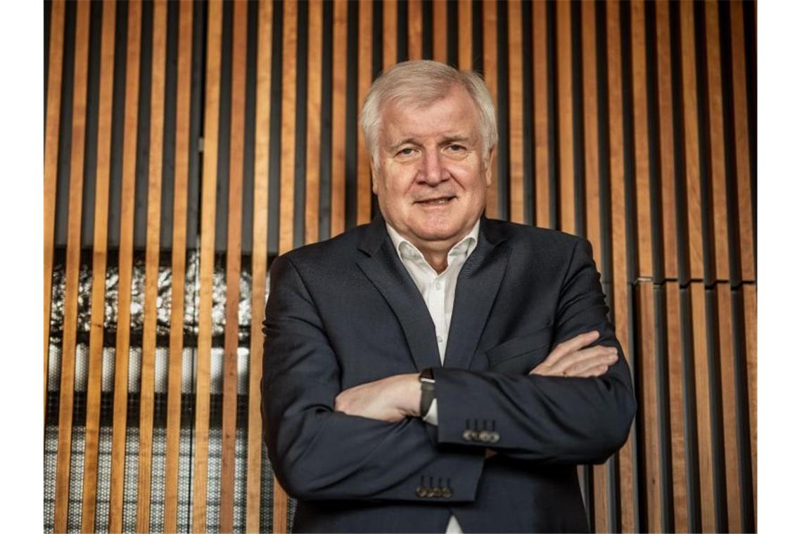 Keller-Gegner wollen Amtsenthebung - Seehofer mahnt DFB Innenminister Horst Seehofer hat von den Streitereien beim DFB genug. Foto: Michael Kappeler/dpa