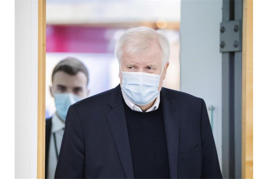 Einigung bei Tarifverhandlungen im öffentlichen Dienst Innenminister Horst Seehofer kommt zu den Verhandlungen. Foto: Christoph Soeder/dpa