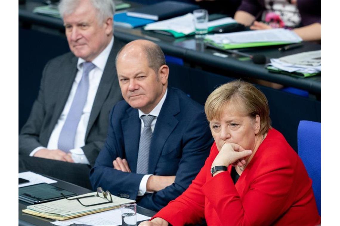 Innenminister Horst Seehofer (l), Finanzminister Olaf Scholz und Bundeskanzlerin Angela Merkel während der Generaldebatte. Foto: Kay Nietfeld/dpa