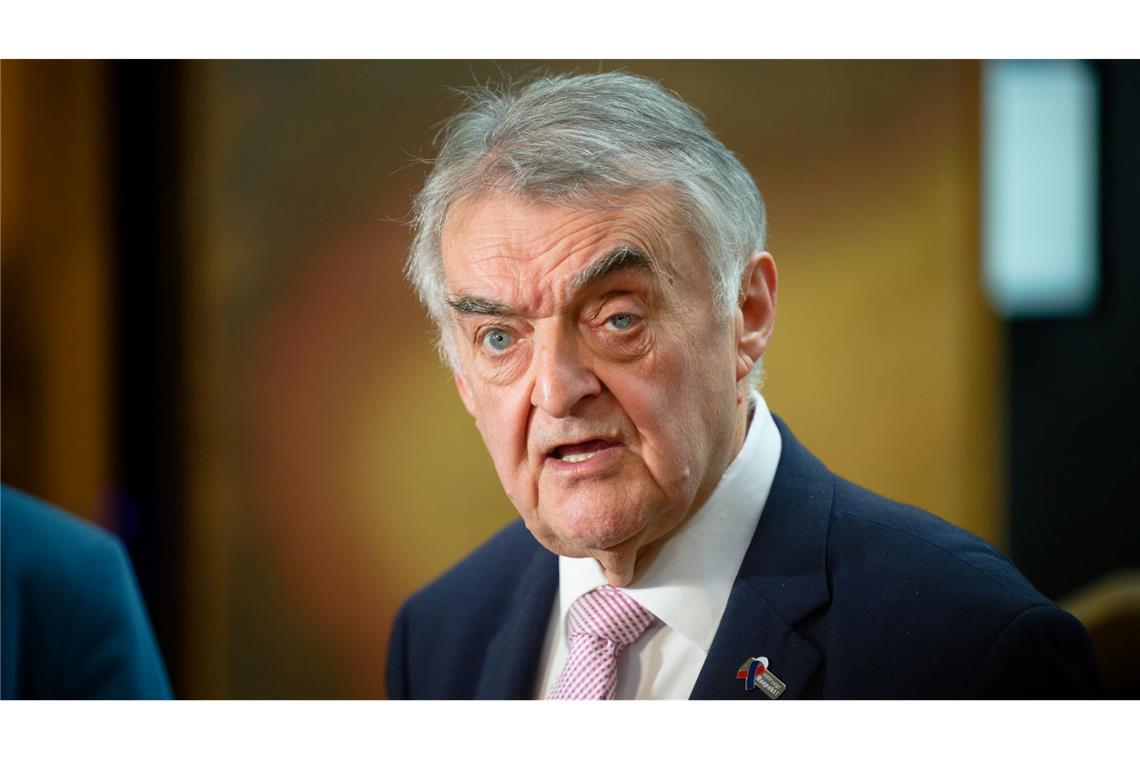 Innenminister Reul will nun den Austausch mit Gehörlosen-Verbänden suchen.