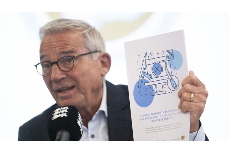 Innenminister Thomas Strobl (CDU) präsentiert die Analyse seines Landeskriminalamtes zu „Teenage-Terroristen“: wissenschaftliche Mängel auf 53 Seiten.
