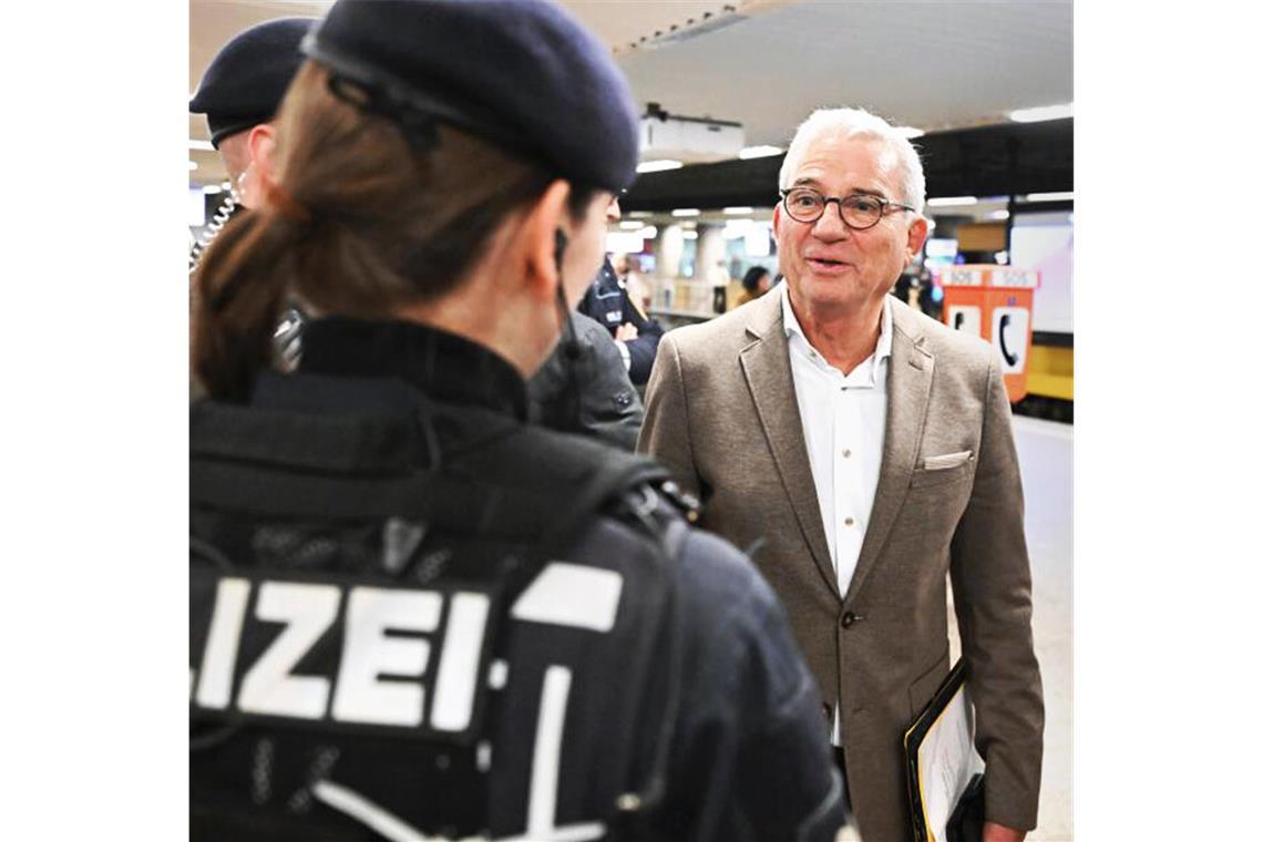 Innenminister Thomas Strobl (CDU) schaut bei der Waffenverbotskontrolle am Stuttgarter Charlottenplatz vorbei.