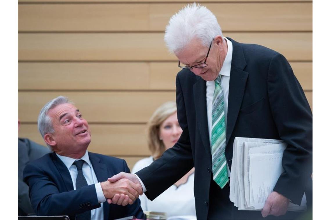 Innenminister Thomas Strobl (l) (CDU) begrüßt Ministerpräsident Winfried Kretschmann (r) (Grüne). Foto: Tom Weller/dpa/Archivbild