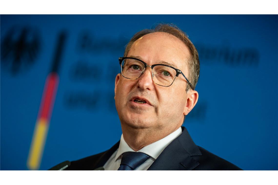 Was ist das "Königreich Deutschland"? Innenminister verbietet Reichsbürger-Gruppe.