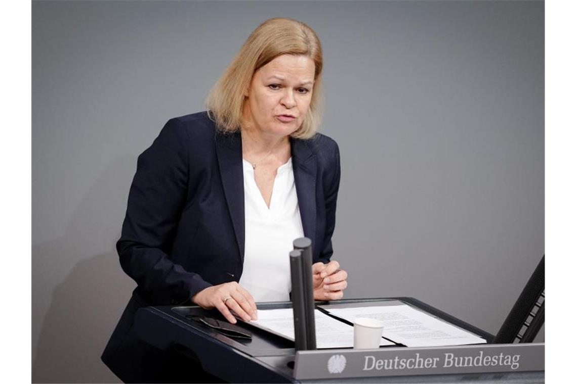 Faeser hofft auf „echte Fortschritte“ in der Asylpolitik Innenministerin Nancy Faeser (SPD) spricht im Bundestag in der aktuellen Stunde. Foto: Kay Nietfeld/dpa