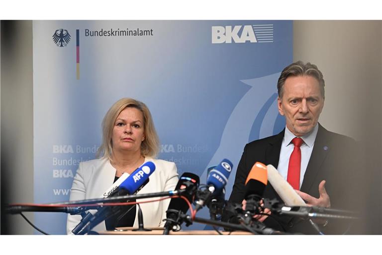 Innenministerin Nancy Faeser und BKA-Präsident Holger Münch äußern sich nach dem Besuch des Gemeinsamen Terrorismusabwehrzentrums. Seit dem Hamas-Angriff wurden in Deutschland mehr als 3500 Straftaten registriert.