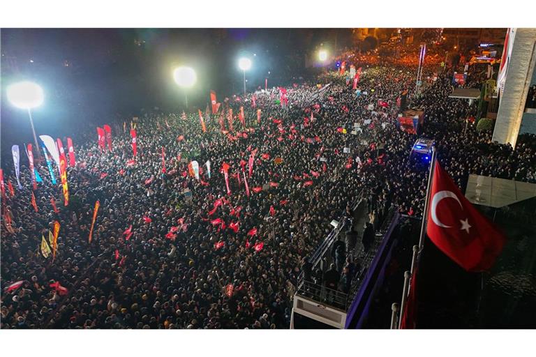 Erdogans außenpolitische Stärke Innenpolitischer Druck: Protest in Istanbul  gegen die Verhaftung von Erdogans Widersacher Ekrem Imamoglu