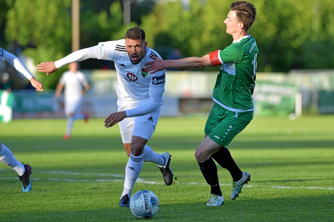 Innenverteidiger Lamar Yarbrough (links, im Schweinfurter Trikot) will mit Großaspach in der Tabelle den Vormarsch antreten. Foto: Imago