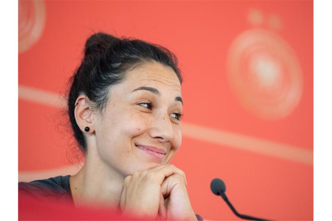 DFB-Elf will nach Achtelfinal-Qualifikation den Gruppensieg Innenverteidigerin Sara Doorsoun bei der Pressekonferenz. Foto: Sebastian Gollnow