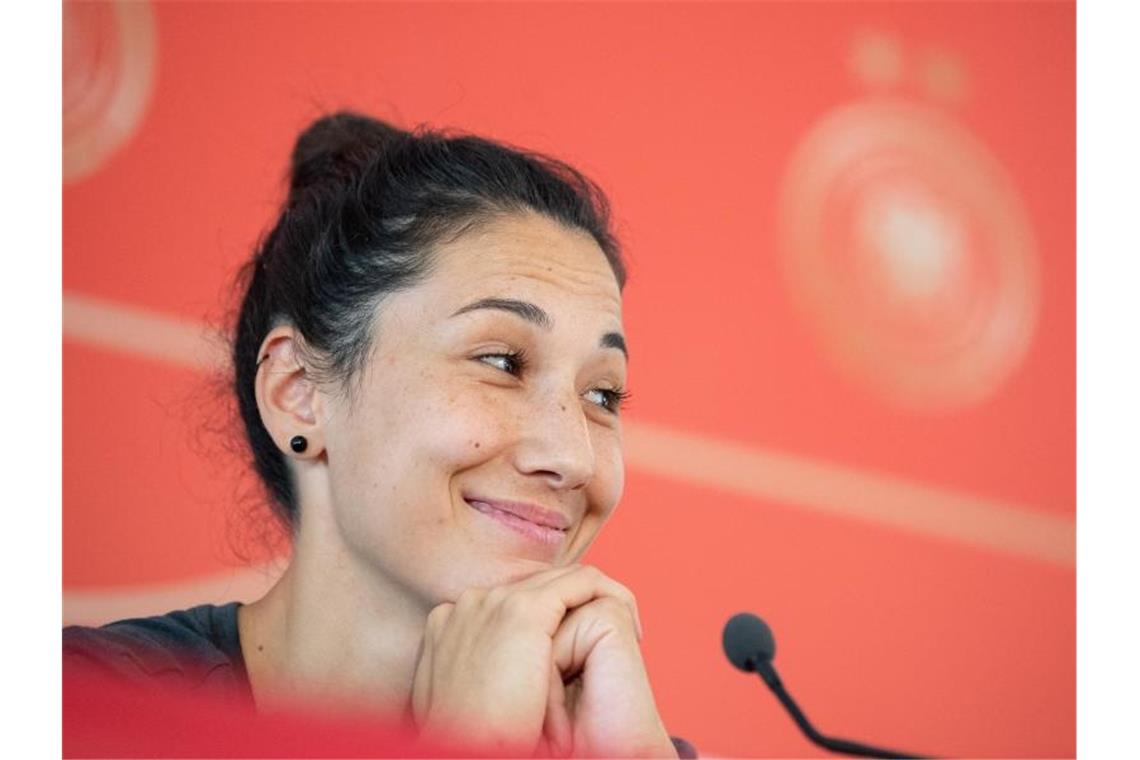 Innenverteidigerin Sara Doorsoun bei der Pressekonferenz. Foto: Sebastian Gollnow