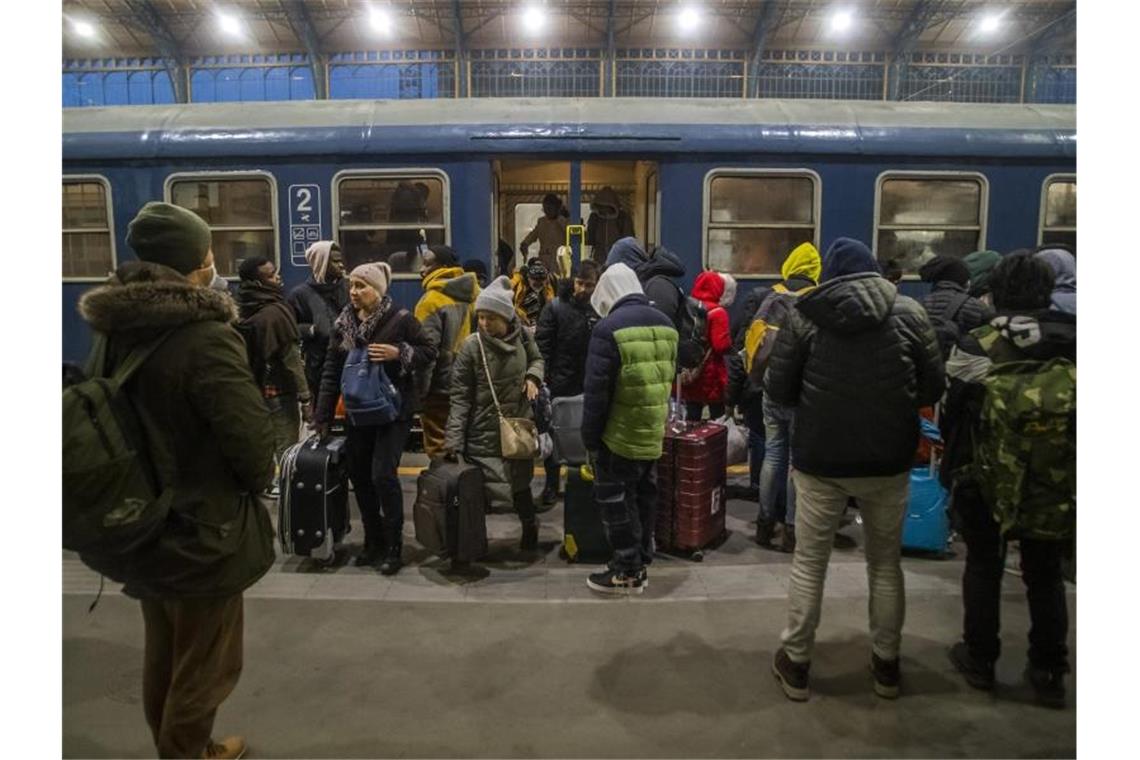 UN: 1,25 Millionen Menschen aus Ukraine geflohen Innerhalb kürzester Zeit müssen wegen der russischen Aggression immer mehr Menschen aus der Ukraine fliehen. Foto: Zoltan Balogh/MTI/dpa