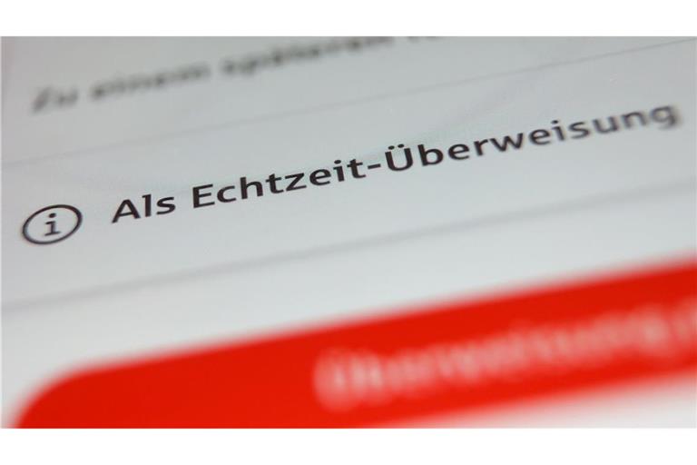 Innerhalb von Sekunden ist das Geld von einem aufs andere Konto überwiesen. (Symbolbild)
