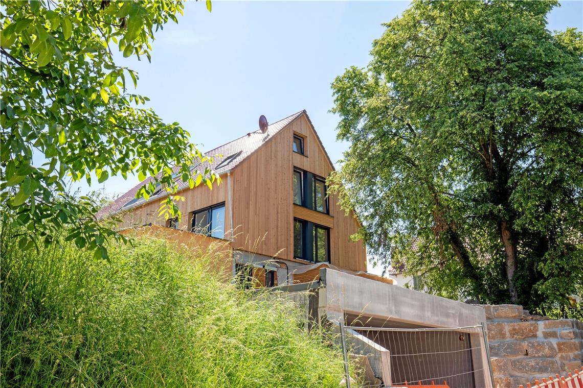 Ins Grün gebettet: Das neue Zuhause von Familie Wildermuth in Mittelschöntal profitiert vom alten Baumbestand, der das Gebäude umgibt.