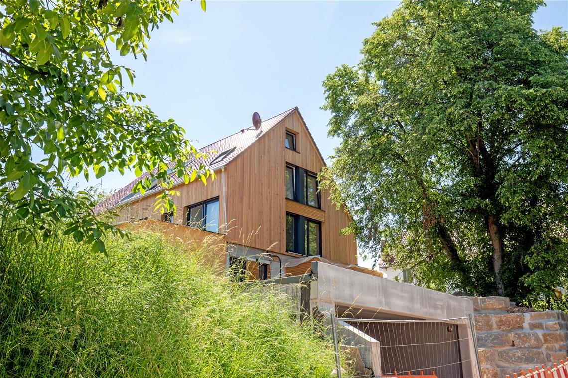 Wohnen auf Höhe der Baumkronen Ins Grün gebettet: Das neue Zuhause von Familie Wildermuth in Mittelschöntal profitiert vom alten Baumbestand, der das Gebäude umgibt.
