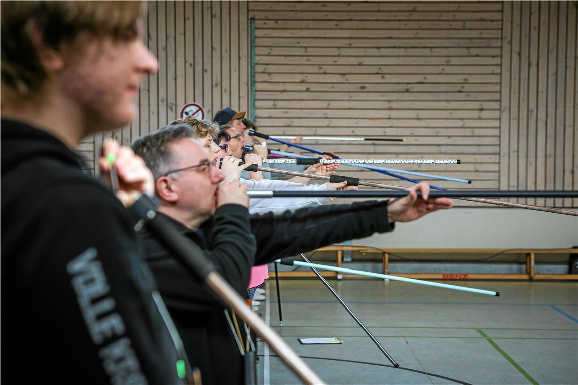 Eine Traditionssportart geht neue Wege Ins Mundstück pusten, schon saust der Pfeil durch die Luft: Das Blasrohrschießen erfreut sich wachsender Beliebtheit. Foto: Alexander Becher