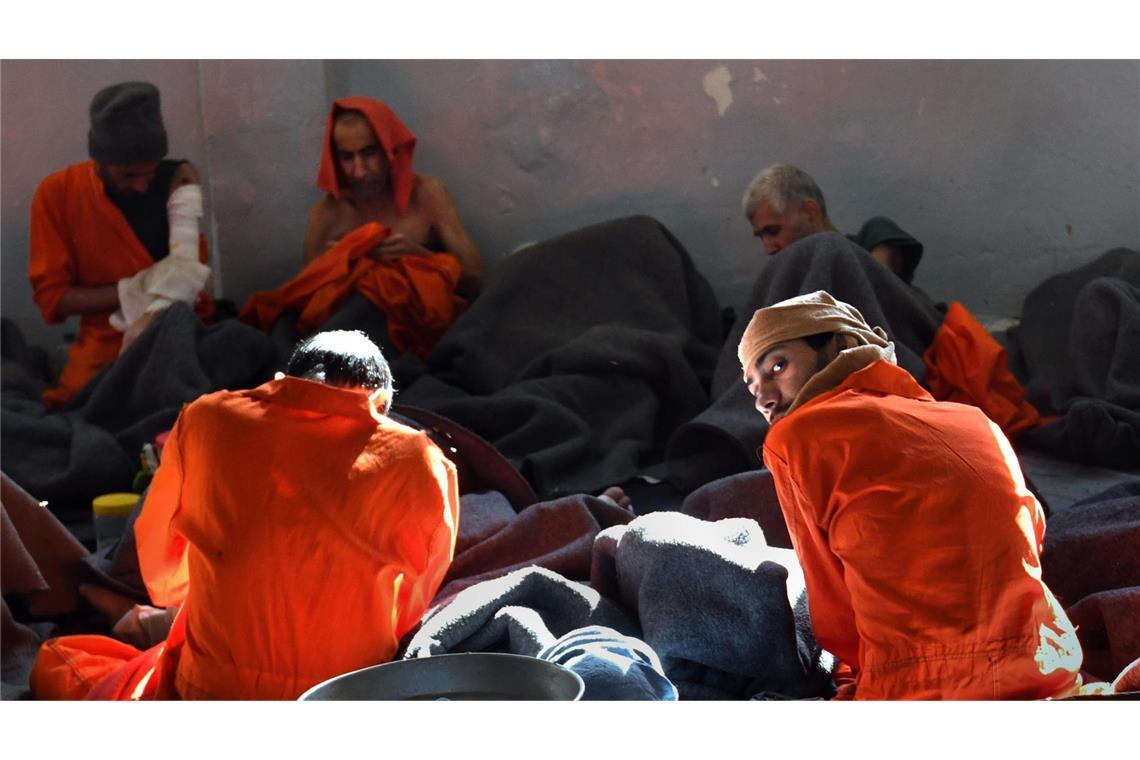 Auswärtiges Amt: Keine Rückholung inhaftierter IS-Männer geplant Insassen sitzen im Gefängnis im nordsyrischen Al-Hasaka. Viele der Gefangenen sind mutmaßliche IS-Anhänger und Kämpfer.