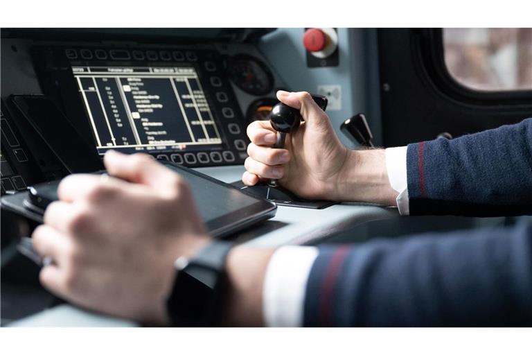 Bahn stellt rund 5.200 Azubis ein Insbesondere im operativen Bereich sucht die Bahn weiterhin Personal - und stellt nun trotz Krise Tausende Auszubildende ein. (Archivbild)