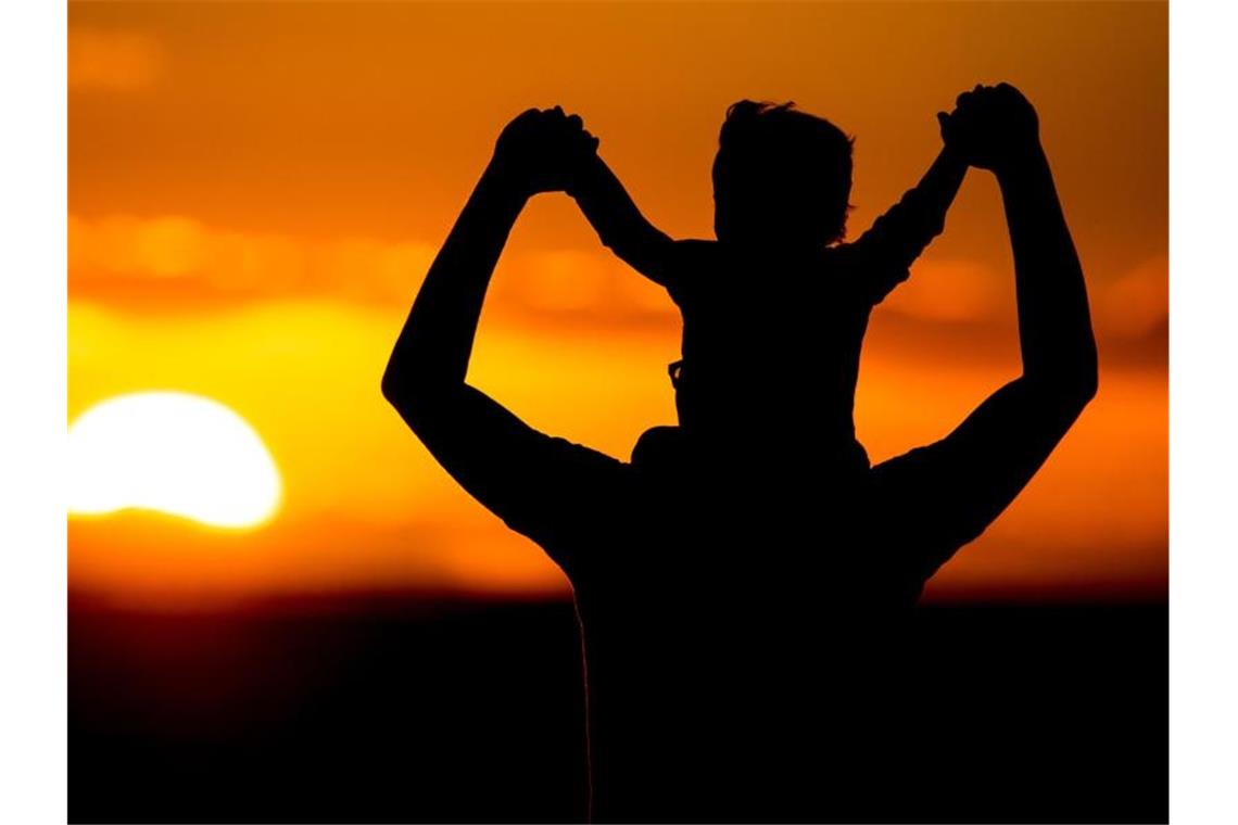 Studie: Pandemie verändert Geschlechterrollen kaum Insbesondere zu Beginn der Corona-Pandemie haben sich mehr Väter um die Kinderbetreuung gekümmert. Foto: Hauke-Christian Dittrich/dpa/Symbolbild
