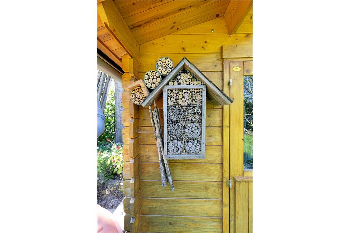 Insektenhotel und Anbauten im Garten der Familie Jung in Unterweissach.