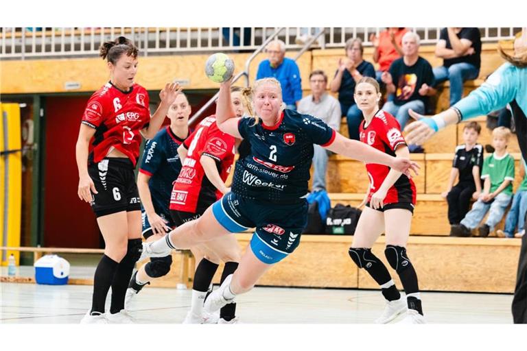 Insgesamt 11 der 25 Treffer der Kuties gingen auf das Konto von Stefanie Rau (am Ball).