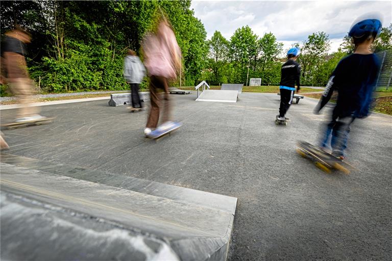 Insgesamt 15 Jungen und Mädchen im Alter von acht bis 18 Jahren sind zum neuen Skatepark gekommen, um beim Anfängerkurs mitzumachen. Foto: Alexander Becher
