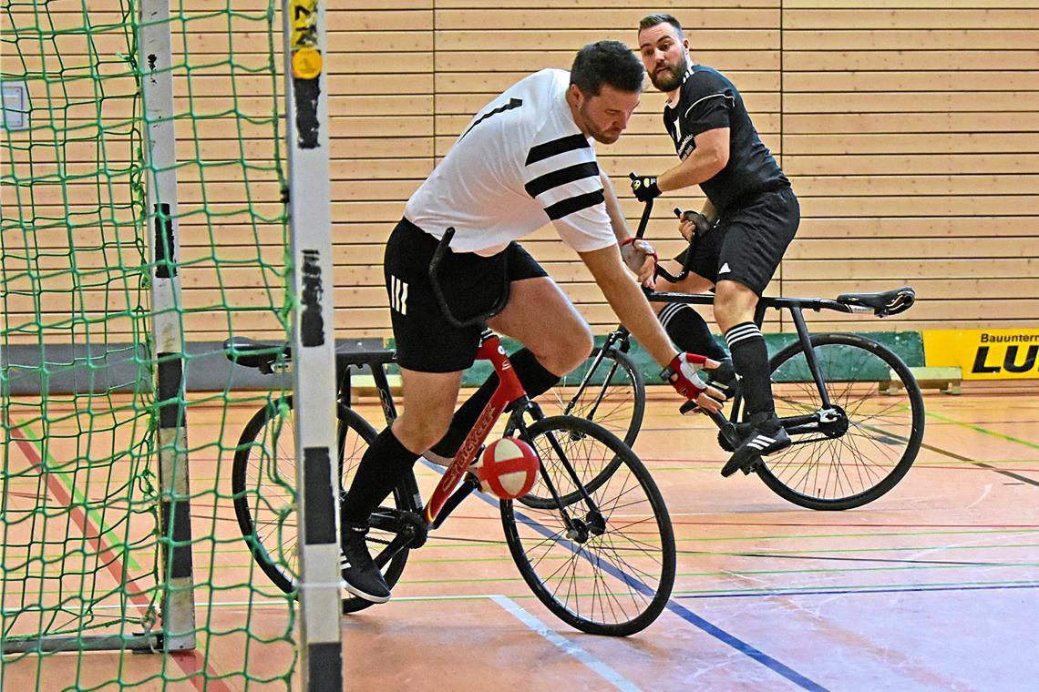 Eine blütenweiße Heimspielweste Insgesamt 15-mal überwältigen Björn Bootsmann und seine Mitstreiter die gegnerischen Torhüter in den drei Partien. Foto: Tobias Sellmaier