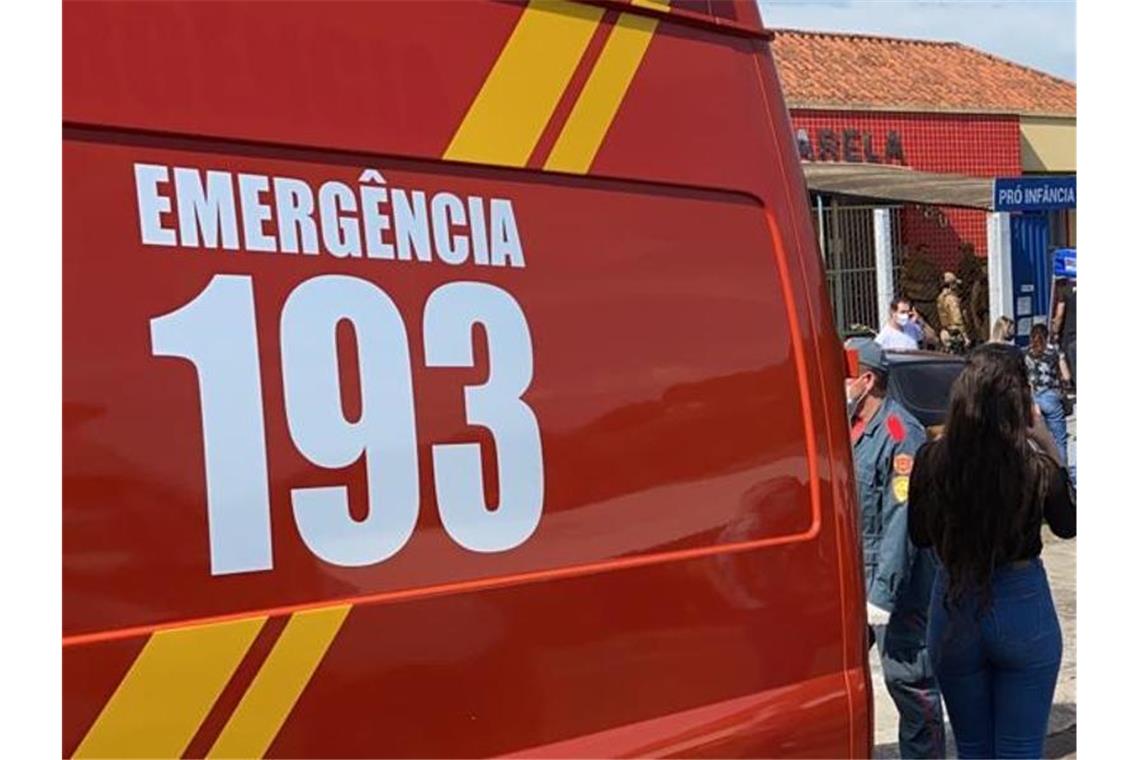 Fernbus stürzt in Brasilien in Bach Insgesamt 15 Personen mussten mit einem Rettungswagen in ein Krankenhaus gebracht werden. Foto: Policia Militar SC/dpa/Symbolbild