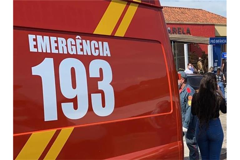 Insgesamt 15 Personen mussten mit einem Rettungswagen in ein Krankenhaus gebracht werden. Foto: Policia Militar SC/dpa/Symbolbild