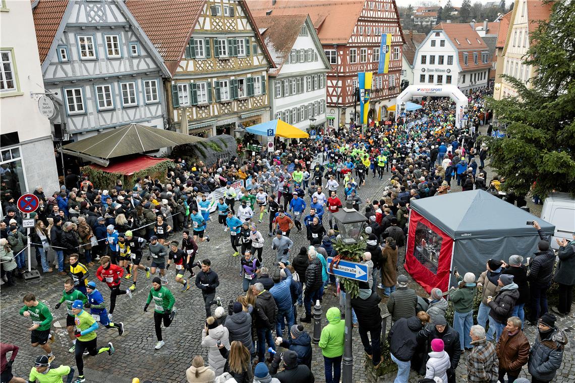 Insgesamt 1791 Teilnehmende haben bei den verschiedenen Läufen des 38. Backnanger Silvesterlaufs das Ziel erreicht. Fotos: Alexander Becher